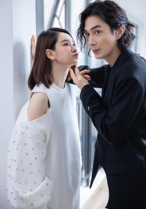 李承铉晒照为戚薇庆生，细节暴露真实婚姻关系