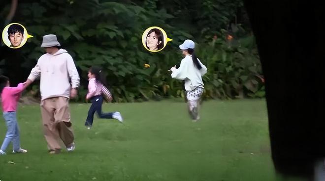 张杰谢娜携仨女儿公园玩耍 2岁小咘芽与姐姐们嬉戏
