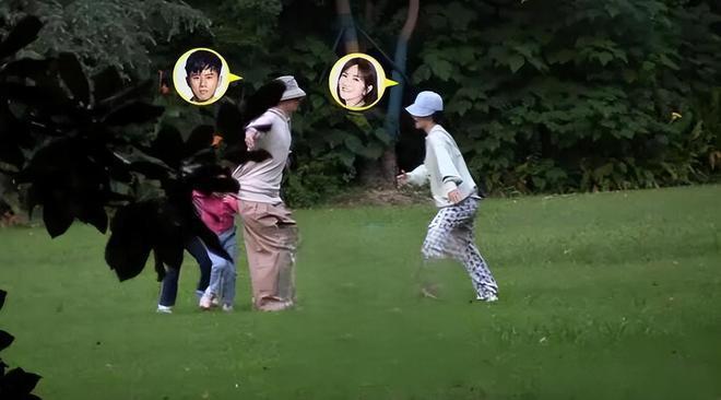 张杰谢娜携仨女儿公园玩耍 2岁小咘芽与姐姐们嬉戏