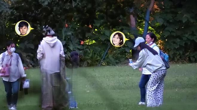 张杰谢娜携仨女儿公园玩耍 2岁小咘芽与姐姐们嬉戏