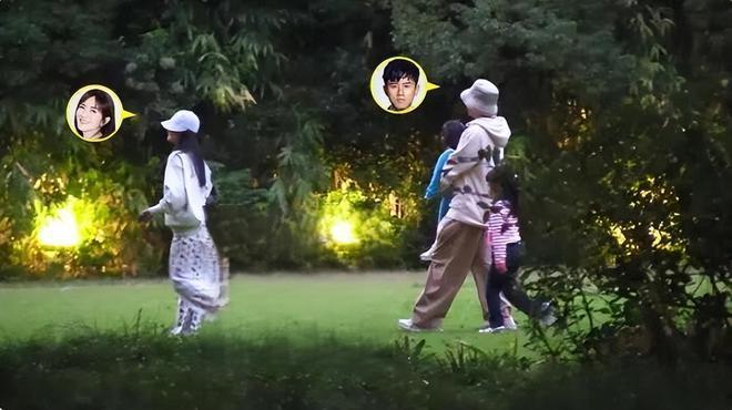 张杰谢娜携仨女儿公园玩耍 2岁小咘芽与姐姐们嬉戏