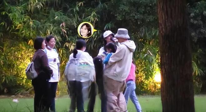 张杰谢娜携仨女儿公园玩耍 2岁小咘芽与姐姐们嬉戏