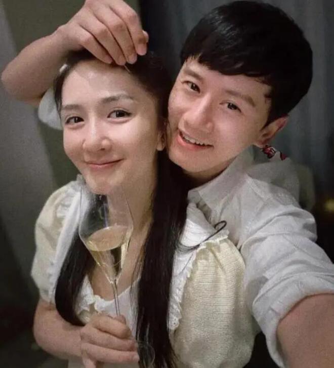 张杰谢娜携仨女儿公园玩耍 2岁小咘芽与姐姐们嬉戏