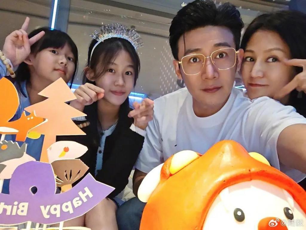 陆毅晒全家福为15岁女儿庆生，贝儿淑女漂亮，一家四口共用一张脸