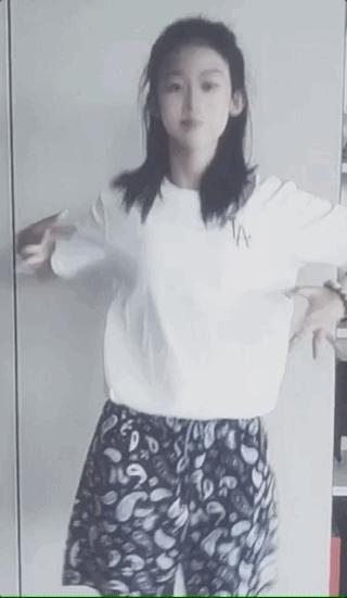 陆毅晒全家福为15岁女儿庆生，贝儿淑女漂亮，一家四口共用一张脸