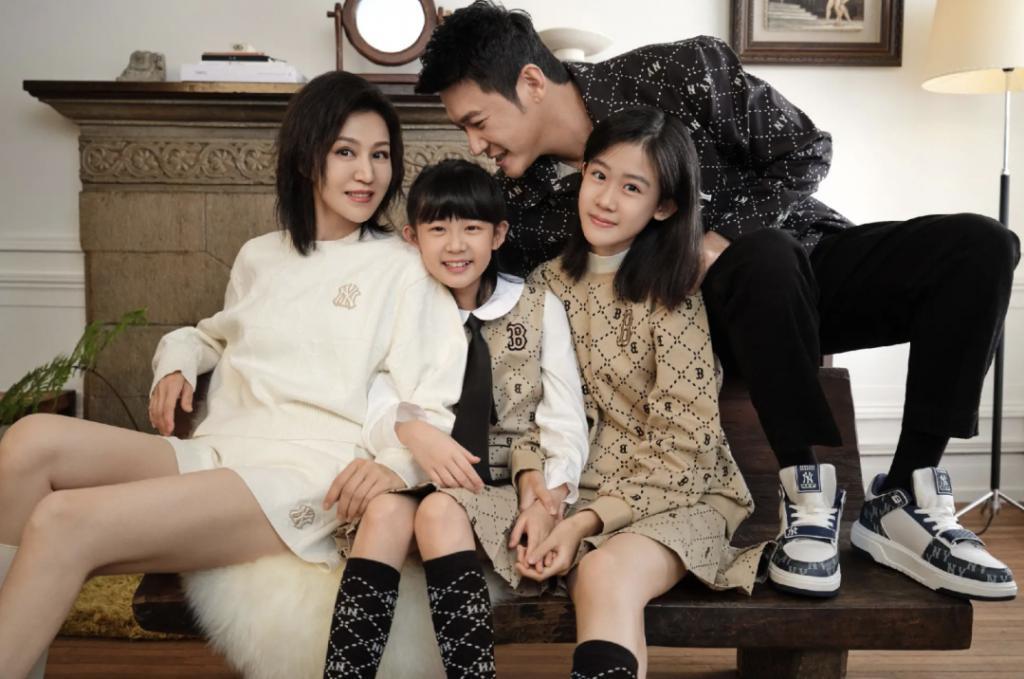 陆毅晒全家福为15岁女儿庆生，贝儿淑女漂亮，一家四口共用一张脸