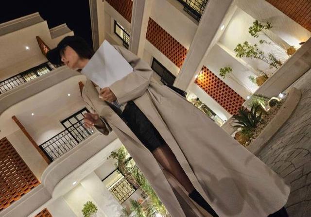 辛芷蕾秦岚互拍和谐有趣 二人穿搭休闲时髦又低调