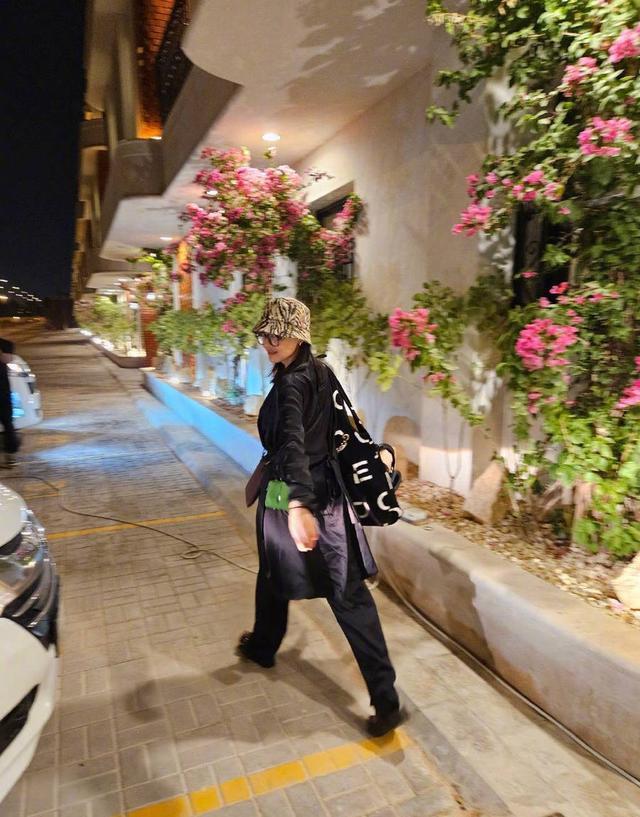 辛芷蕾秦岚互拍和谐有趣 二人穿搭休闲时髦又低调