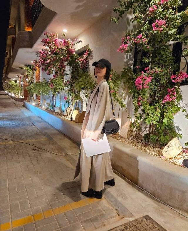 辛芷蕾秦岚互拍和谐有趣 二人穿搭休闲时髦又低调