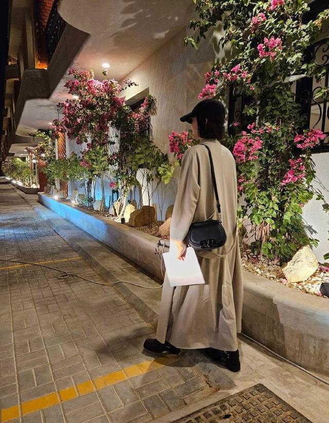 辛芷蕾秦岚互拍和谐有趣 二人穿搭休闲时髦又低调