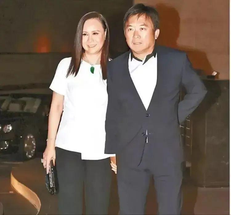 “香港壳王”婚后狂追港姐，“跛子富豪”娶“最美赵敏”成最大赢家