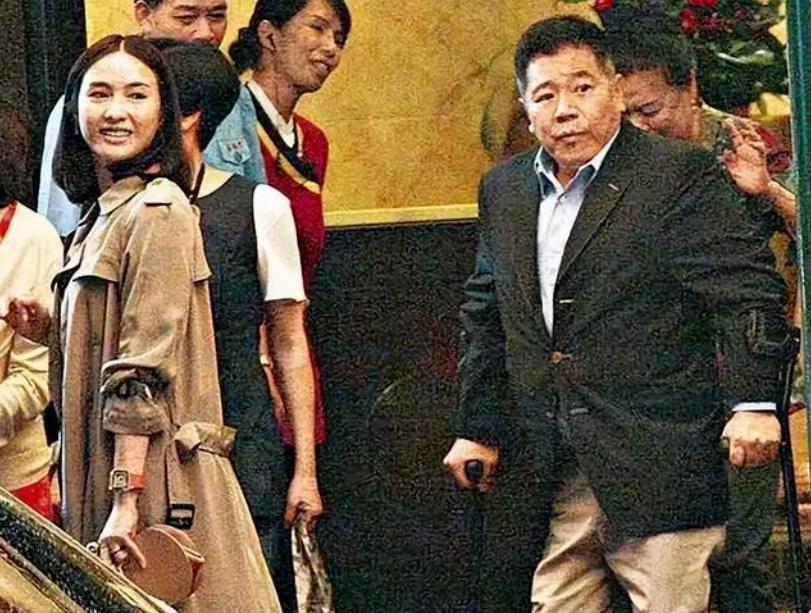 “香港壳王”婚后狂追港姐，“跛子富豪”娶“最美赵敏”成最大赢家