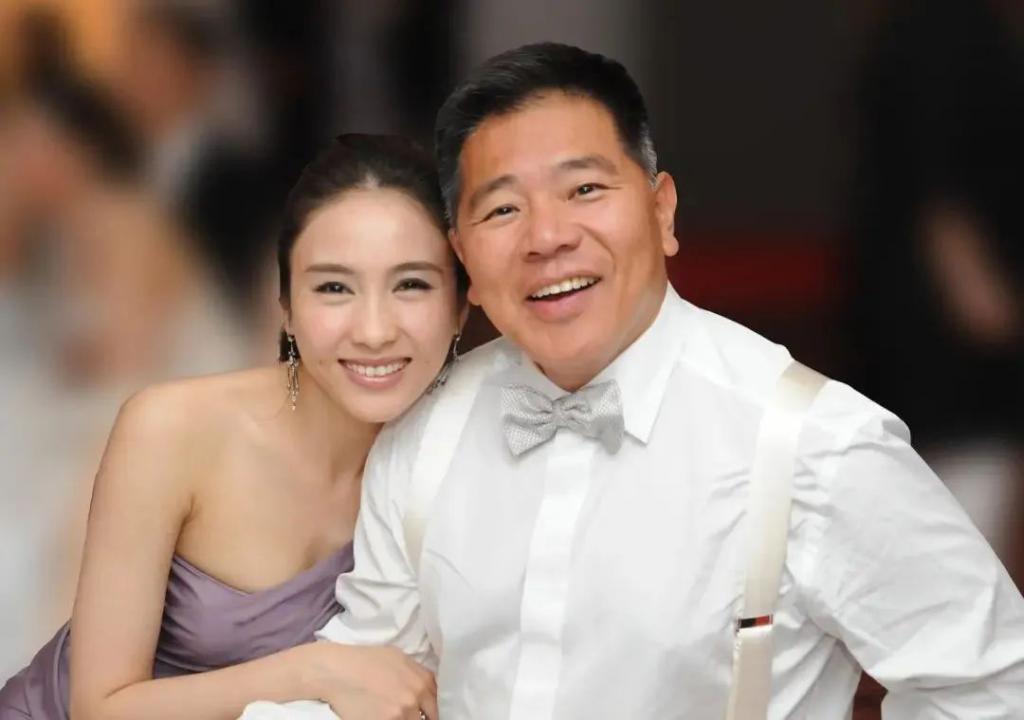 “香港壳王”婚后狂追港姐，“跛子富豪”娶“最美赵敏”成最大赢家