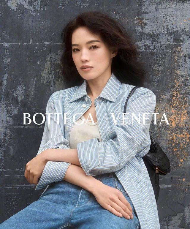 舒淇妆容清淡颜值在线 着灰色西装气场拉满