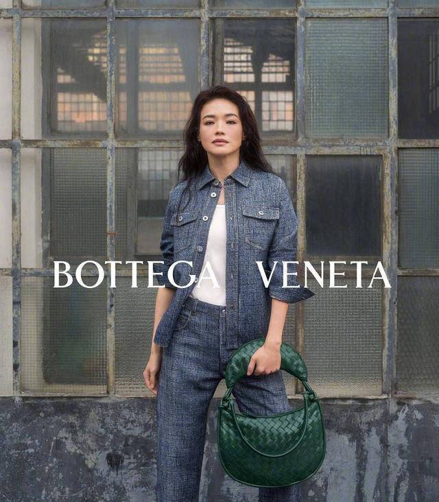 舒淇妆容清淡颜值在线 着灰色西装气场拉满