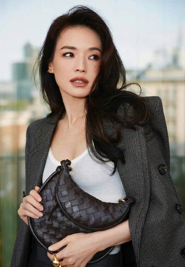 舒淇妆容清淡颜值在线 着灰色西装气场拉满