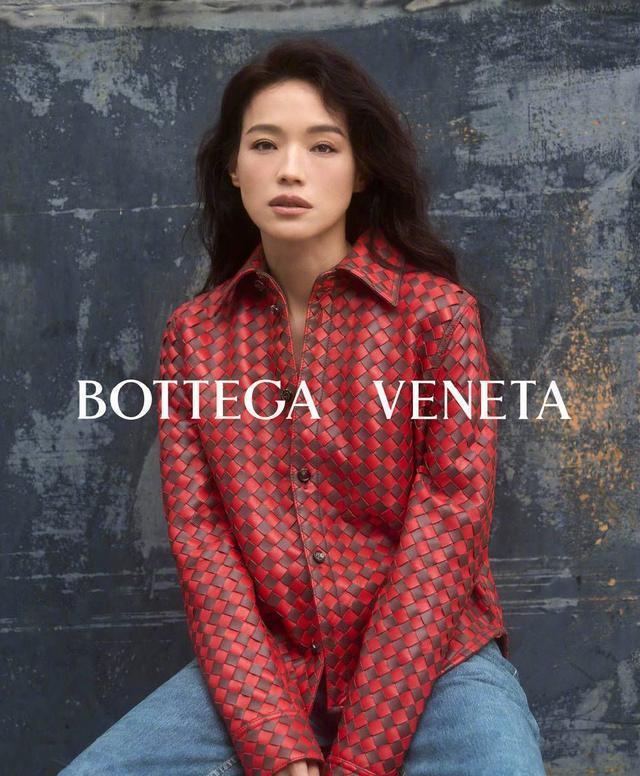 舒淇妆容清淡颜值在线 着灰色西装气场拉满