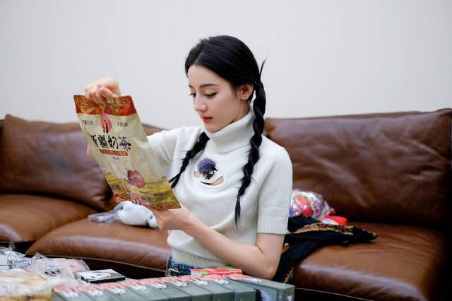 迪丽热巴扎双麻花辫精致可爱 穿白色针织衫好养眼