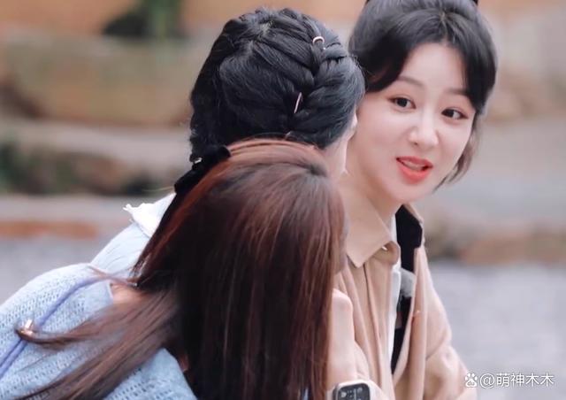 杨紫综艺上线暴露状态，下巴变尖，网友吐槽医美后遗症