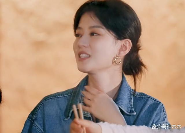 杨紫综艺上线暴露状态，下巴变尖，网友吐槽医美后遗症