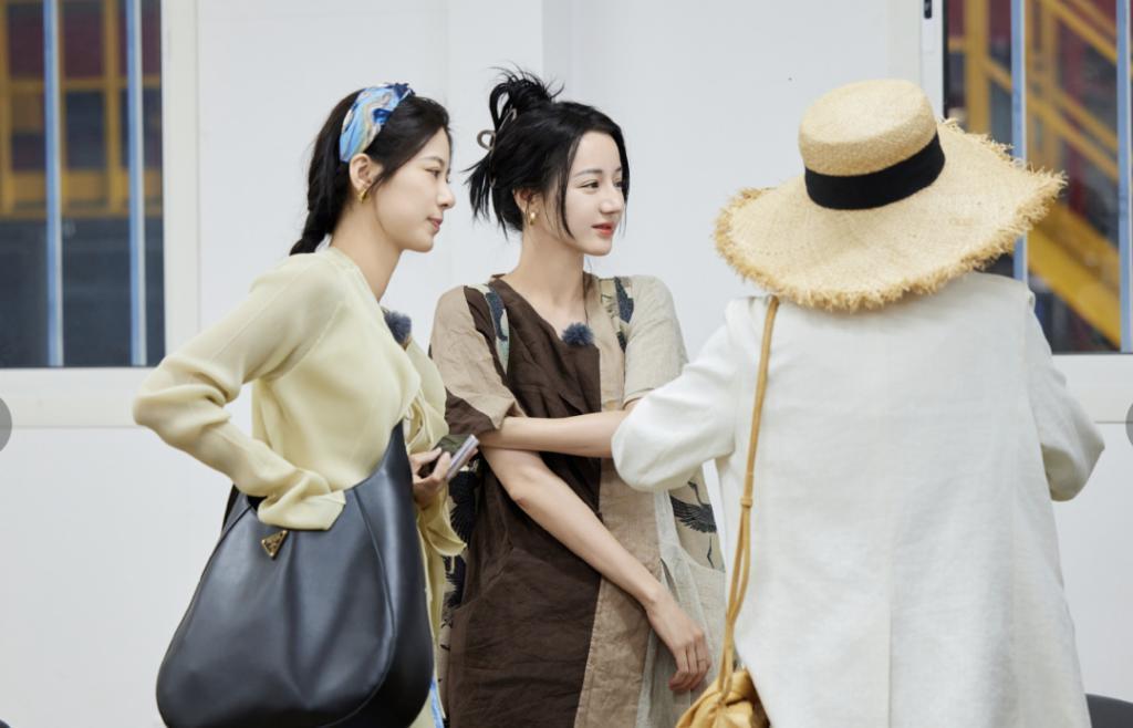 ​《花少》播放1.4亿！秦岚带30多套衣服，热巴不矫情