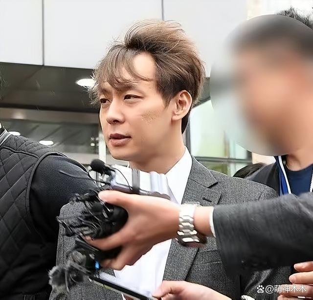 李善均等人被限制出境，妻子得知后险些昏迷，却被指早就知情