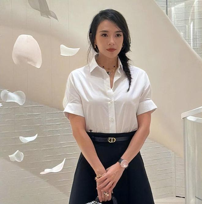 章子怡离婚后首秀捞金，容光焕发气场强大，汪峰愁眉苦脸形单影只