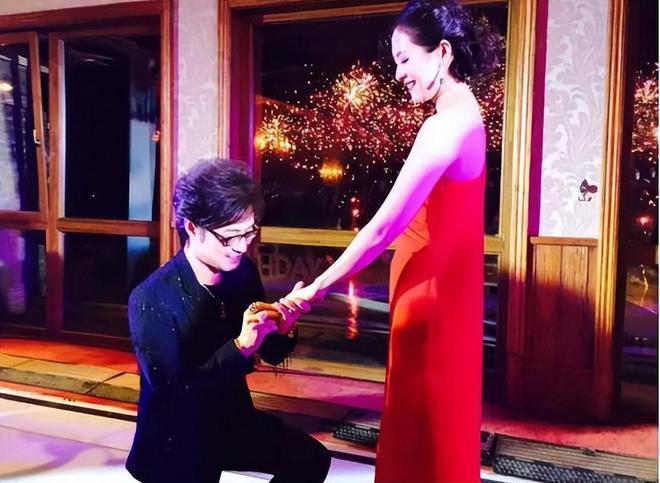 章子怡离婚后首秀捞金，容光焕发气场强大，汪峰愁眉苦脸形单影只