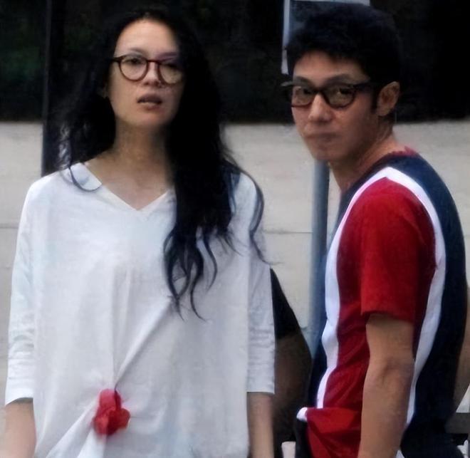 章子怡离婚后首秀捞金，容光焕发气场强大，汪峰愁眉苦脸形单影只