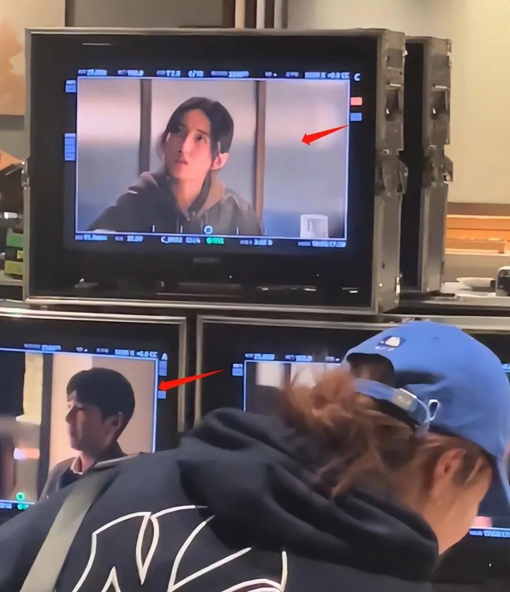 49岁赵又廷与小17岁张子枫演情侣！网友：吻戏不尴尬吗