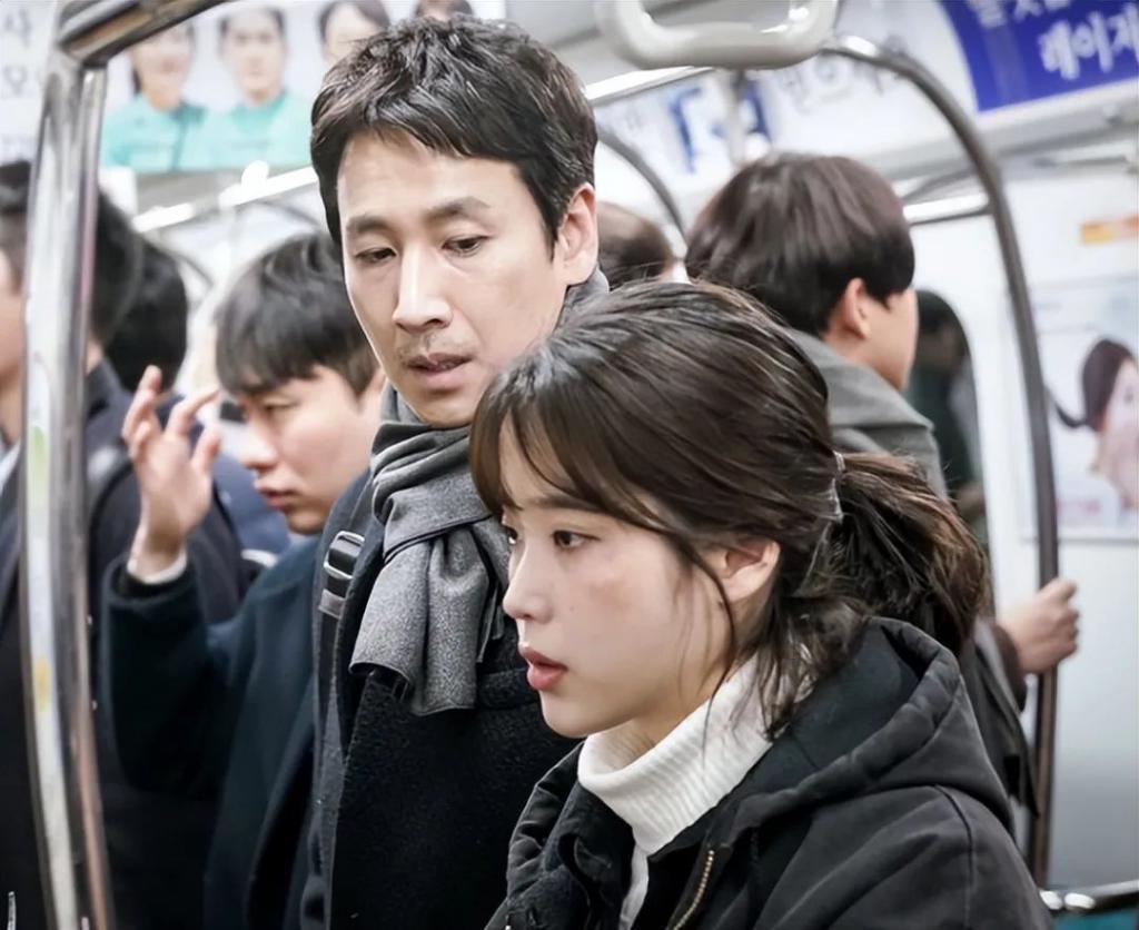 49岁赵又廷与小17岁张子枫演情侣！网友：吻戏不尴尬吗