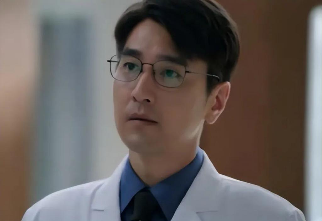 49岁赵又廷与小17岁张子枫演情侣！网友：吻戏不尴尬吗