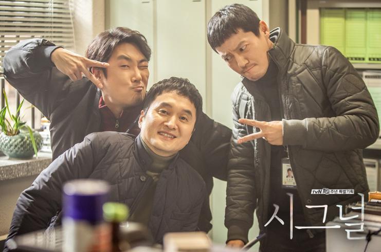 49岁赵又廷与小17岁张子枫演情侣！网友：吻戏不尴尬吗