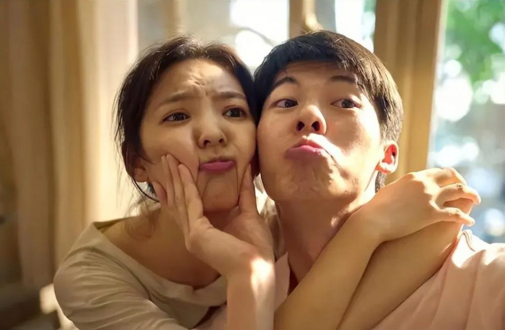 49岁赵又廷与小17岁张子枫演情侣！网友：吻戏不尴尬吗