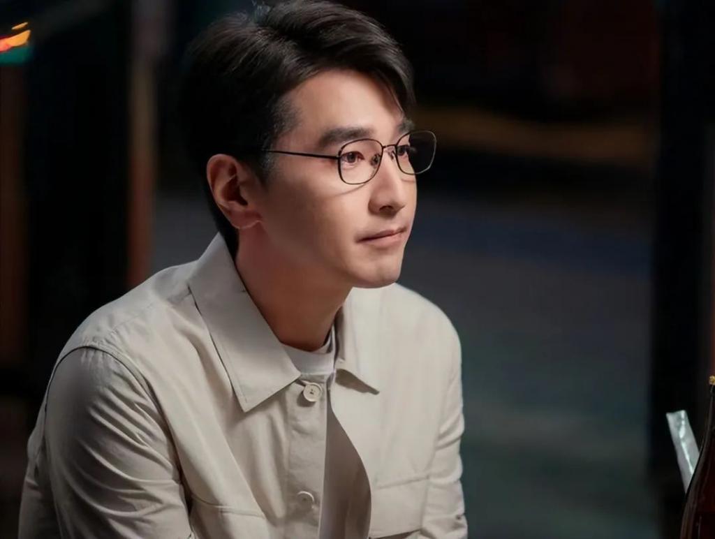 49岁赵又廷与小17岁张子枫演情侣！网友：吻戏不尴尬吗