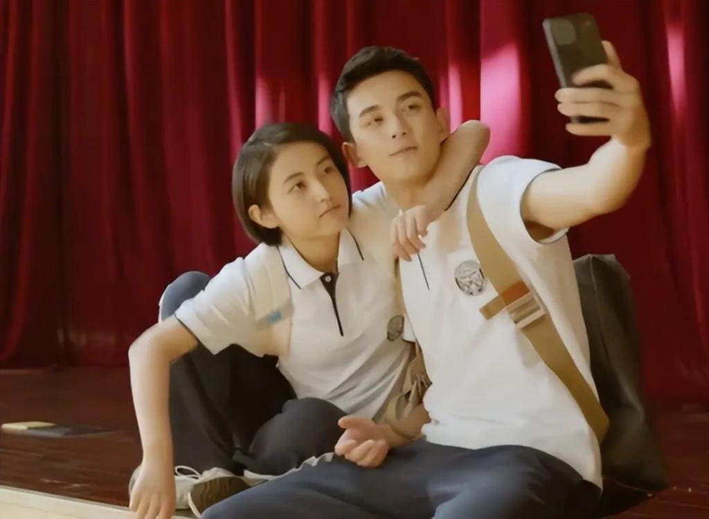 49岁赵又廷与小17岁张子枫演情侣！网友：吻戏不尴尬吗