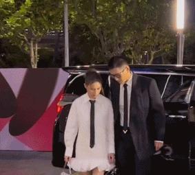 窦骁何超莲婚后首次合体亮相，女方冷脸拒绝牵手，此前曾被传婚变