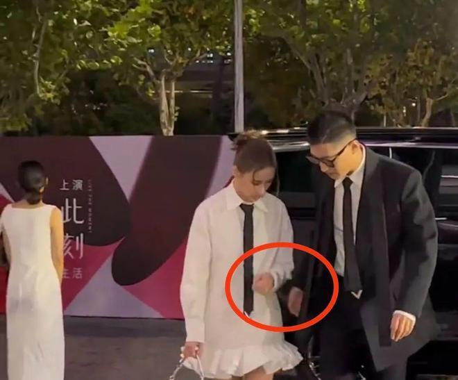 窦骁何超莲婚后首次合体亮相，女方冷脸拒绝牵手，此前曾被传婚变