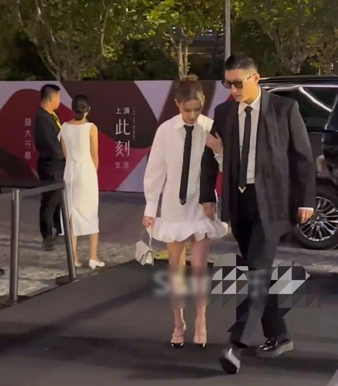 窦骁何超莲婚后首次合体亮相，女方冷脸拒绝牵手，此前曾被传婚变