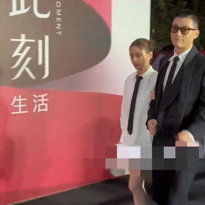 窦骁何超莲婚后首次合体亮相，女方冷脸拒绝牵手，此前曾被传婚变