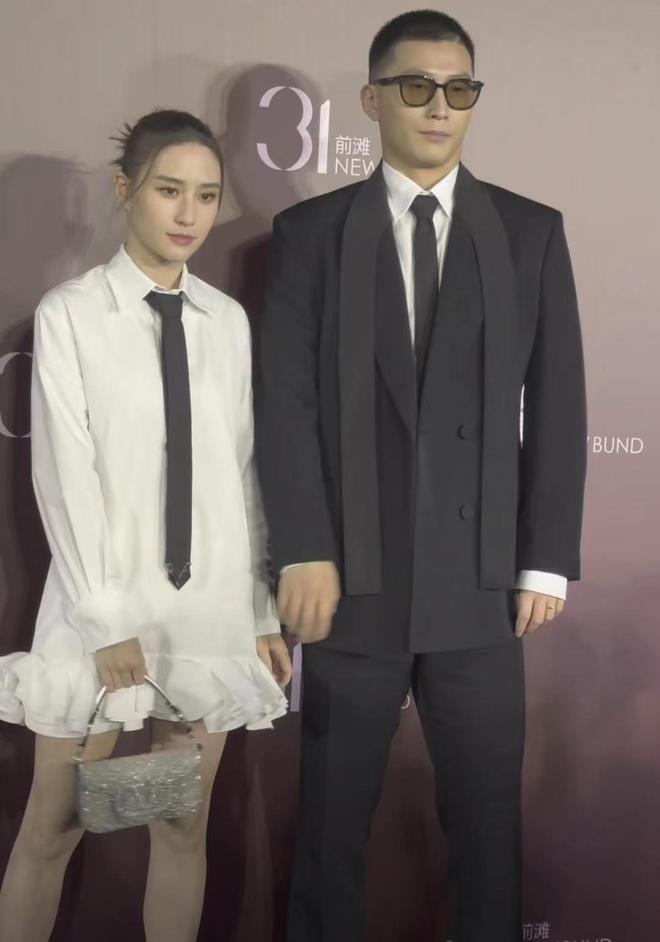 窦骁何超莲婚后首次合体亮相，女方冷脸拒绝牵手，此前曾被传婚变