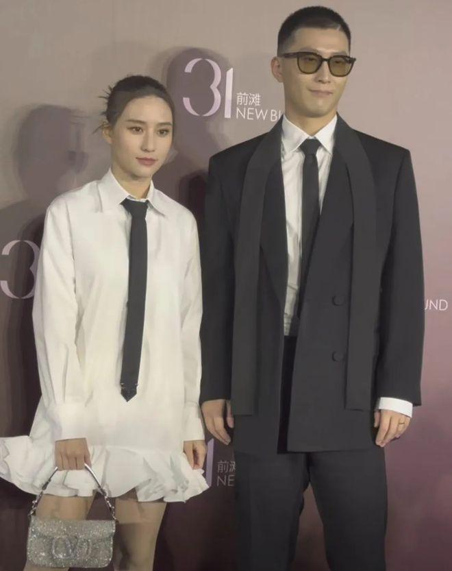 窦骁何超莲婚后首次合体亮相，女方冷脸拒绝牵手，此前曾被传婚变