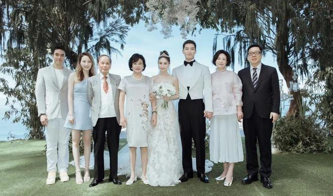 窦骁何超莲婚后首次合体亮相，女方冷脸拒绝牵手，此前曾被传婚变