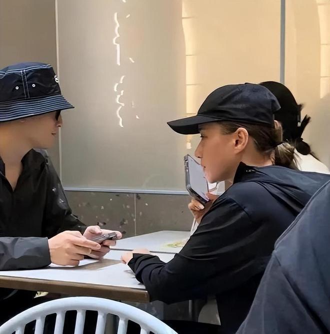 窦骁何超莲婚后首次合体亮相，女方冷脸拒绝牵手，此前曾被传婚变