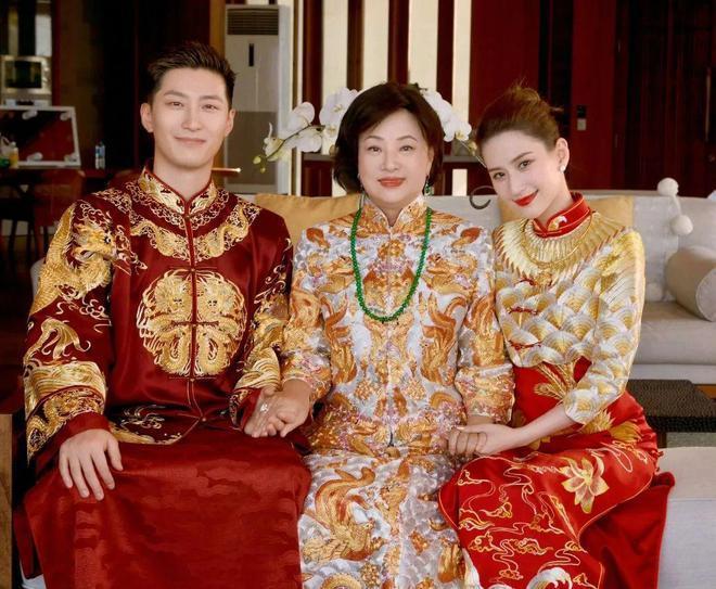 窦骁何超莲婚后首次合体亮相，女方冷脸拒绝牵手，此前曾被传婚变