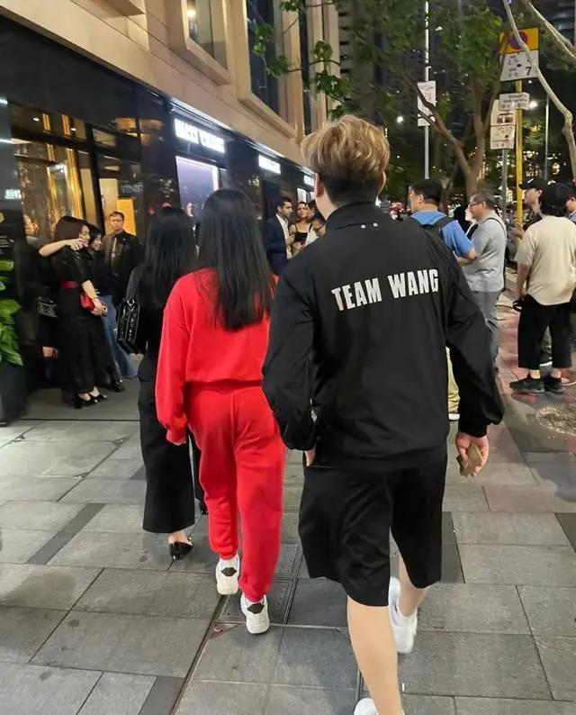 李湘带王诗龄出席奢华晚宴，大方分享前夫王岳伦和女儿亲密合影