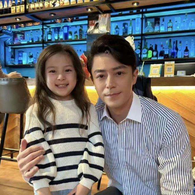 林心如一家3口日本海边旅游，6岁小海豚气质出众，霍建华变瘦变帅