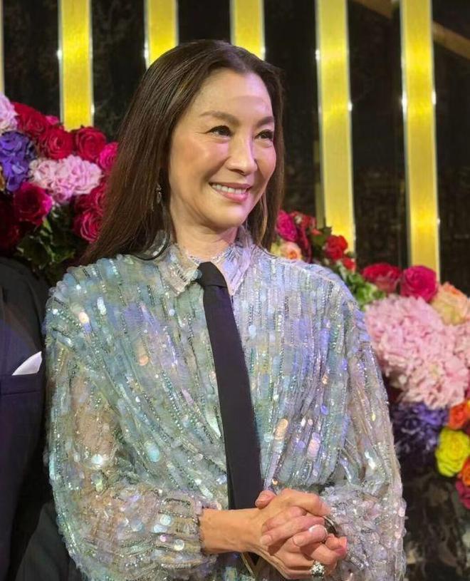 众星出席香港酒会，莫文蔚杨紫琼罕见同框，66岁谭燕玉面部僵硬