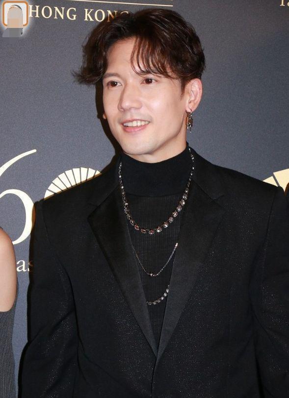 众星出席香港酒会，莫文蔚杨紫琼罕见同框，66岁谭燕玉面部僵硬