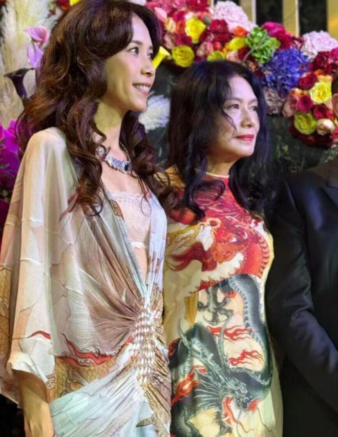 众星出席香港酒会，莫文蔚杨紫琼罕见同框，66岁谭燕玉面部僵硬